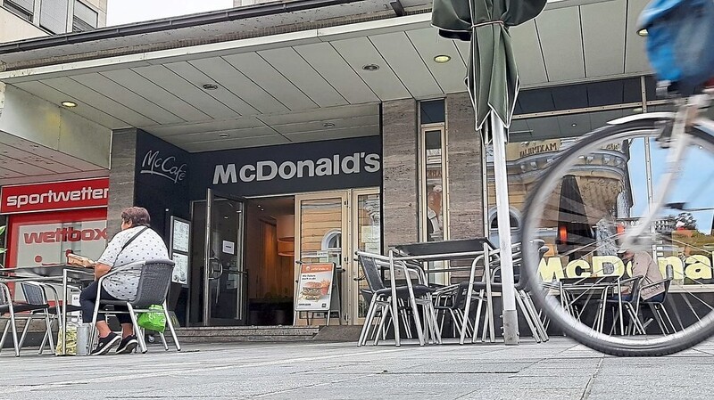 Am Dienstag öffnet die McDonald's-Filiale in der Maxstraße in Regensburg nach knapp 43 Jahren zum letzten Mal.