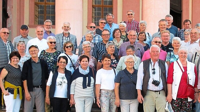 Die Reisegruppe der "G´müatlichen Rottenburger" vor der Stiftskirche im Benediktinerstift Göttweig.