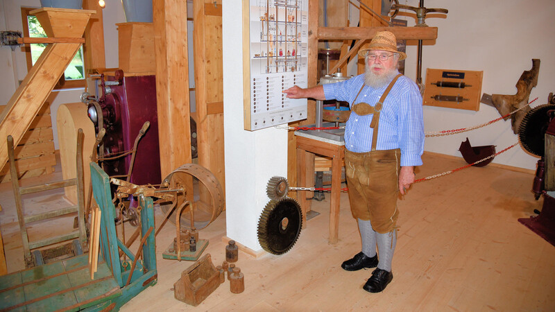 Altes Handwerk soll weiterleben und für die Menschen begreifbar bleiben - das ist das Anliegen von Franz Rainer. Er gibt selbst Führungen durch das Mühlenmuseum und kann sämtliche Abläufe dort erklären.