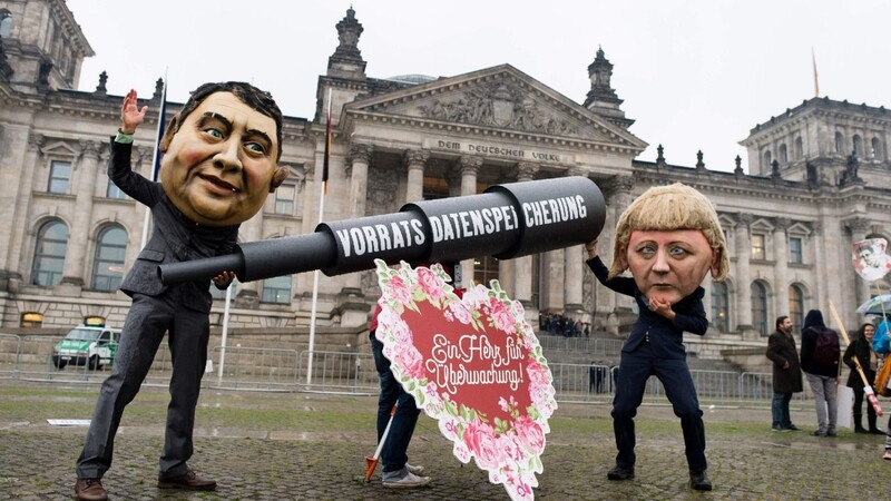 Aktivisten mit"Angela Merkel"- und "Sigmar Gabriel"-Masken protestierten vor dem Reichtstag in Berlin gegen die Vorratsdatenspeicherung.