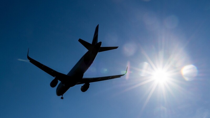 Ein Flugzeug fliegt an der Sonne vorbei. Die EU will mehr Ordnung und Platz im Luftraum schaffen.