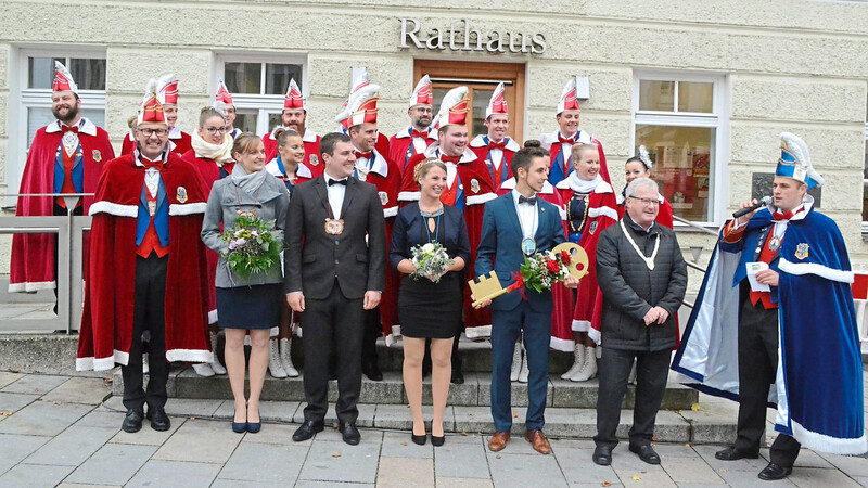 Präsident Martin Berzl (vorne links) und Hofmarschall Vitus Schmidt (rechts) präsentierten das Prinzenpaar.
