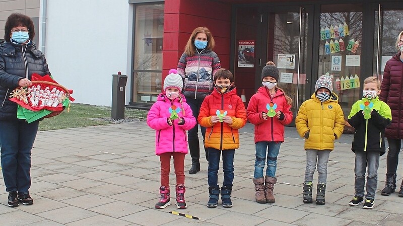 Bürgermeisterin Liane Sedlmeier (l.) begann die Geschenk-Aktion an der Grundschule in Altenmarkt.