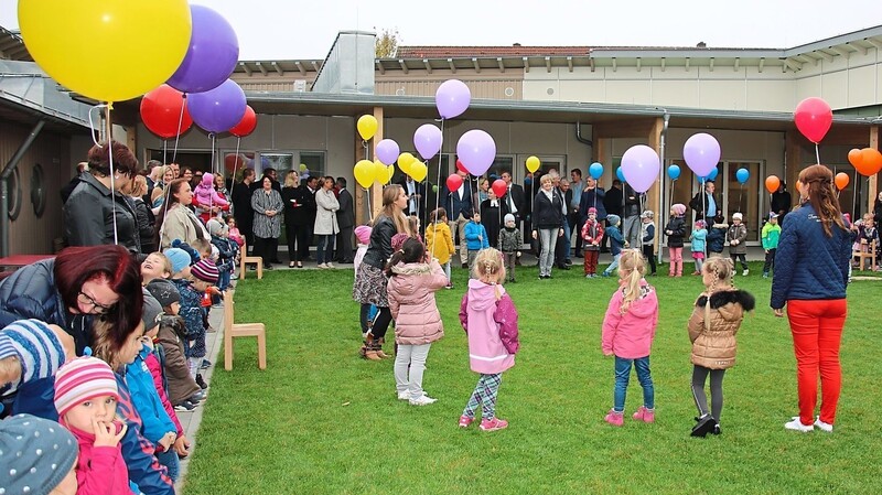 Alle Kinder gingen nach dem offiziellen Teil ins Freigelände, wo sie bunte Luftballons in den Himmel steigen ließen.