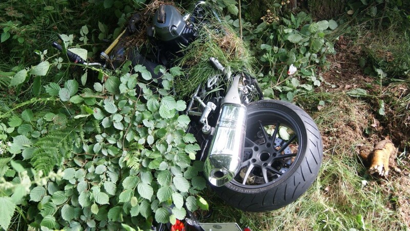 Bei einem schweren Unfall im Landkreis Cham ist am Sonntagmorgen ein Motorradfahrer ums Leben gekommen.