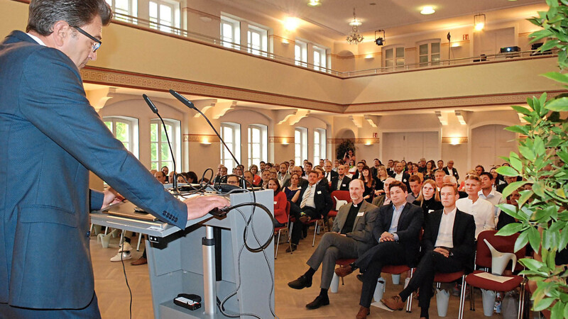 Präsident Jürgen Wachter konnte beim ersten Empfang des Marketing Clubs Niederbayern nach mehr als zwei Jahren wieder zahlreiche Gäste begrüßen.