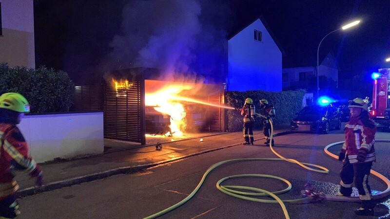 Die Feuerwehr löschte den Brand in dem Carport in Landshut.