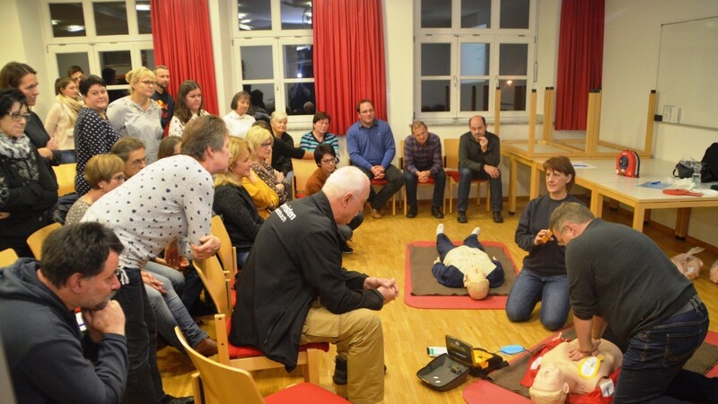 Während des Kurses erläuterte Sabine Hubauer (2.v.r.) unter anderem die korrekte Handhabung des Defibrillators.