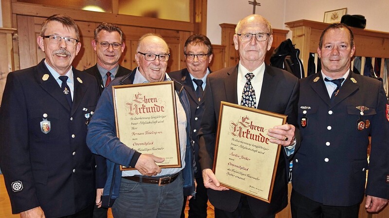 Die FFW Pfatter hat zwei neue Ehrenmitglieder. Zu sehen sind Altkommandant Solleder, Bürgermeister Koch, Hermann Knieling senior, Vorsitzender Knieling junior, Martin Janker und Kommandant Lugauer.