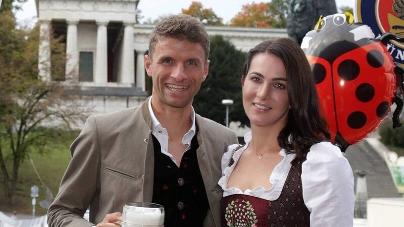 Lisa und Thomas Müller sind seit 2009 glücklich verheiratet und besitzen inzwischen ihren eigenen Reiterhof.