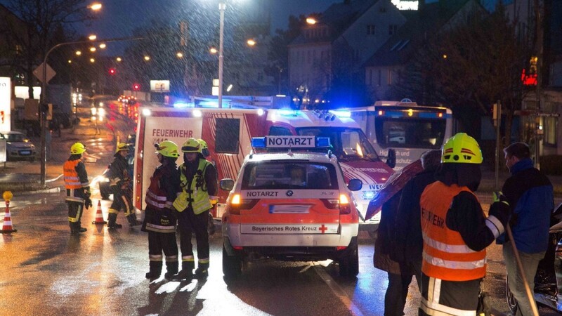 In Landshut hat sich am Samstagabend ein Unfall zwischen einem Notarztfahrzeug und einem Auto ereignet.