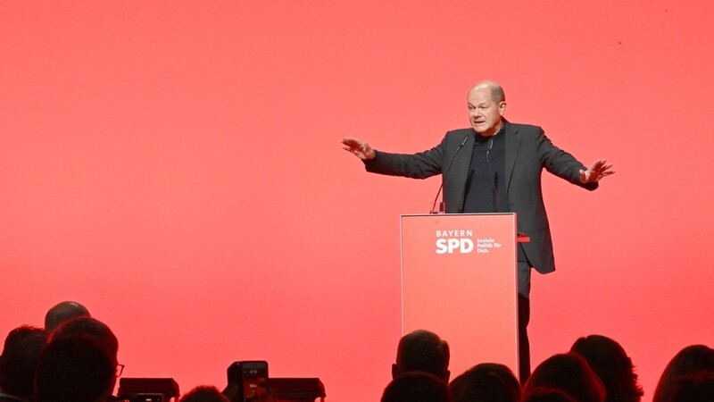 Bundeskanzler Olaf Scholz (SPD) spricht beim Landesparteitag der SPD Bayern in den Eisbachstudios.