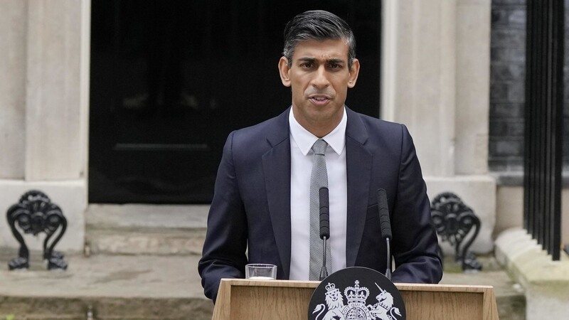 Rishi Sunak, Großbritanniens dritter Premierminister in zwei Monaten, hält seine Antrittsrede vor seinem Amtssitz in der Downing Street.