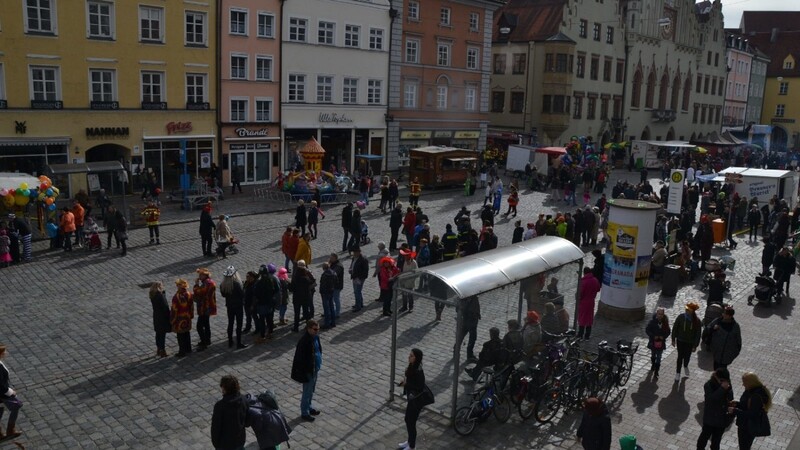 Es ist angerichtet: In wenigen Minuten beginnt der Faschingsumzug in Landshut.