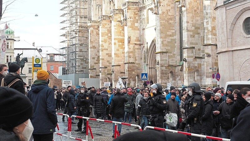 Bereits in den vergangenen Wochen gab es in Regensburg immer wieder größere Corona-Proteste (wie auf diesem Bild von Anfang Januar). Auch am Samstag sind wieder fast 2.000 Menschen auf die Straße gegangen.