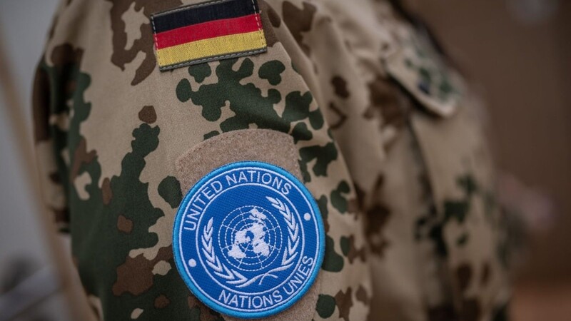 Das Schulterpatch der MINUSMA Mission der Vereinten Nationen UN an einem Bundeswehr Soldaten im Bundeswehr Feldlager Camp Castor.