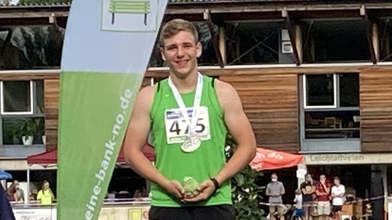 Der "Bayerische Vizemeister" im Kugelstoßen, Johannes Zierer vom TV Wallersdorf, steigerte bei der "Bayerischen" seine persönliche Bestleistung auf 14,69 Meter.