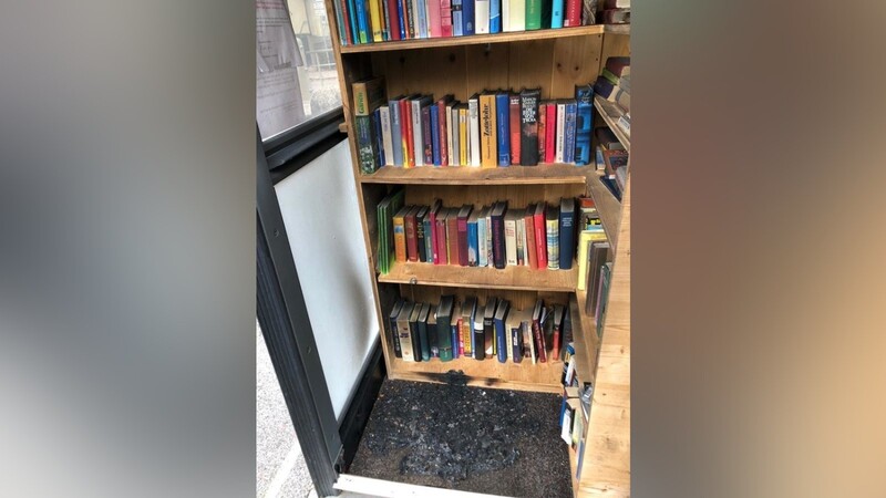 Das Bücherhäusl in Achdorf ist bereits zum zweiten Mal von Unbekannten mutwillig beschädigt worden.