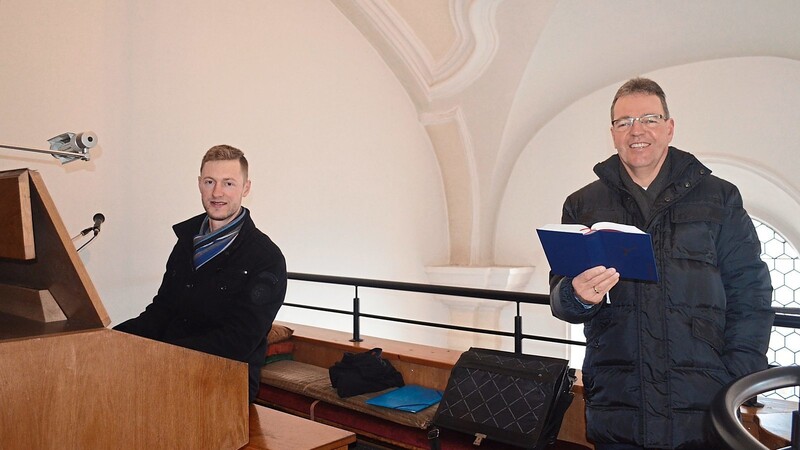 Organist Thomas Schweizer und Kantor Stefan Hölldobler sorgen für Kirchenmusik in Aholming.