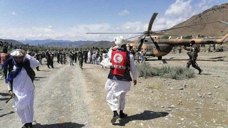 Ein Helfer des Roten Halbmonds in der betroffenen Region Paktika. Bei einem heftigen Erdbeben sind zahlreiche Menschen ums Leben gekommen.