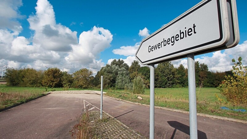 Ein Schild mit der Aufschrift "Gewerbegebiet" vor einer unbebauten Sackgasse: BBV-Obmann Josef Wittmann fordert ein Ende des Flächenfraßes.