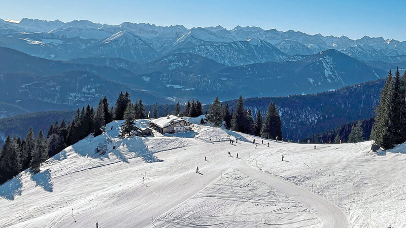 In Lenggries füllen sich die Berge wieder mit Wintersportlern. Der Skiclub Rottenburg hält dort seit Jahren seinen Skikurs, auch heuer soll die Reise wieder ins Tölzerland gehen - nicht wie sonst mit dem großen Bus, sondern in mehreren Kleinbussen, sagt Präsident Georg Wittmann.