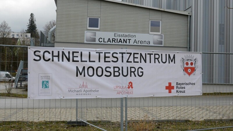 Das "Schnelltestzentrum Moosburg" befindet sich im Eisstadion.