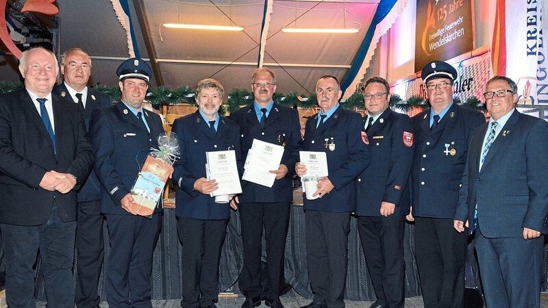Josef Reinelt, Lorenz Rothlehner und Otto Gruber (Bildmitte, von links) erhielten das Feuerwehrehrenzeichen am Bande in Gold.