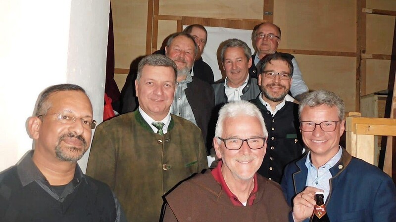 Die "Macher" des Unterhaltungsprogramms mit Minister Christian Bernreiter, MdL Bernd Sibler und Pater Joshy.