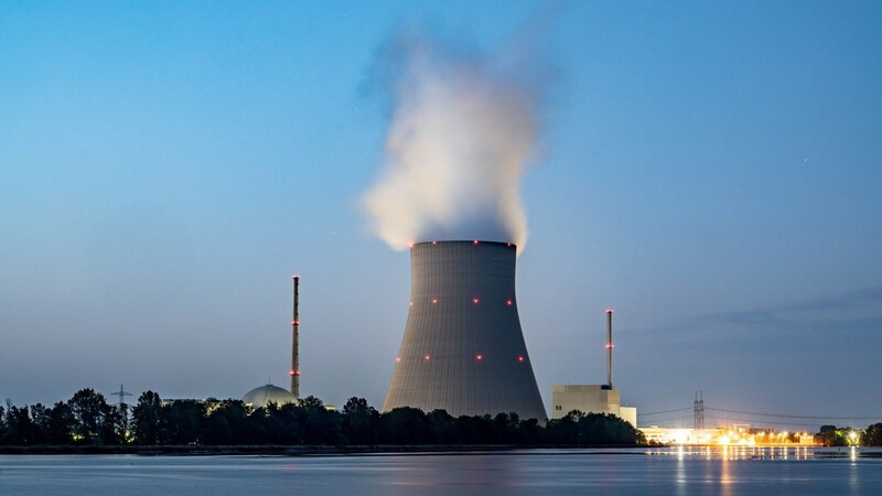 Im Fall von Stromengpässen sollen zwei der drei verbliebenen deutschen Atomkraftwerke notfalls noch bis Mitte April nutzbar sein: Isar 2 in Bayern (Bild) und Neckarwestheim in Baden-Württemberg.