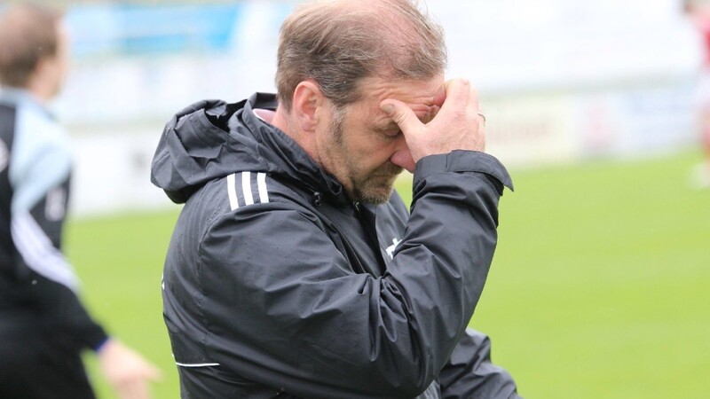 Nach der Niederlage in Schwabmünchen muss DJK-Trainer Uli Karmann weiter um den Klassenerhalt zittern. Am letzten Spieltag kann die Relegation aber noch aus eigener Kraft abgewendet werden.