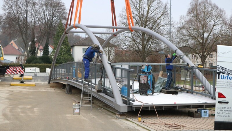 Aktuell wird das neue Brückenkonstrukt an der Mainburger Festwiese noch zusammengeschweißt.