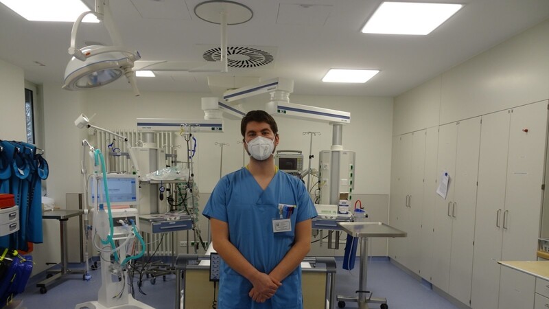 2015 machte Sebastian Eggerbauer seine Ausbildung zum Krankenpfleger am Klinikum. Seit 2018 arbeitet er auf der Intensivstation. Jeden Tag hat er mit schwerkranken Patienten zu tun. Auch mit Corona-Infizierten.