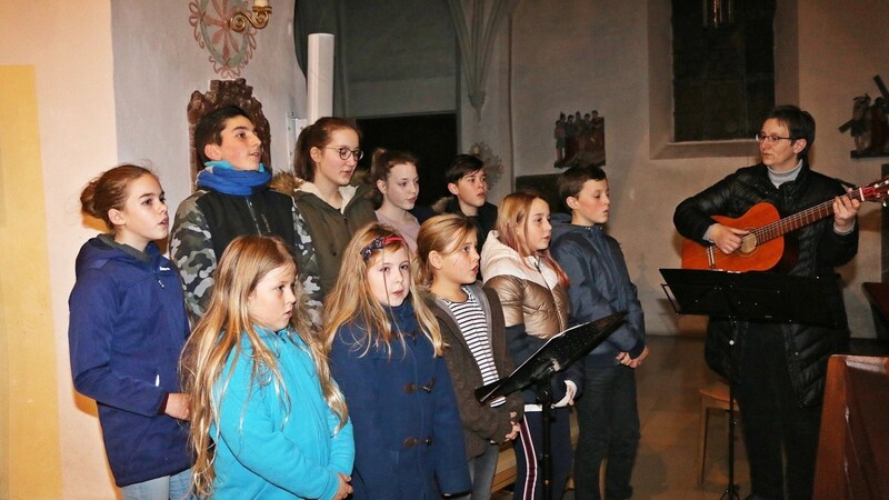 Der Kinderchor St. Johannes unter der Leitung von Monika Schrafstetter trug fröhliche Lieder vor.