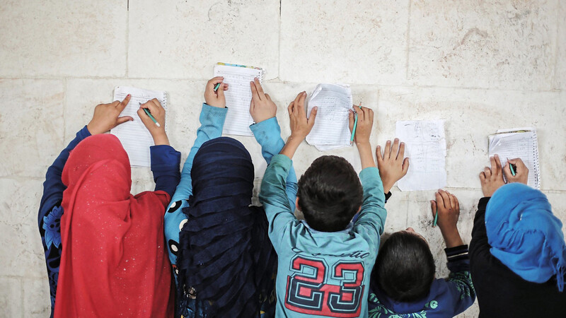 Eine Behelfsschule in Syrien: Die Zahl der Kinder ohne Zugang zu Schulbildung stagniert.