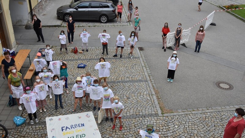 Die teilnehmenden Kinder mit ihren T-Shirts sowie die Helferinnen mit Gemeindereferentin Andrea Plail (2. v. l.). Am Boden liegt das Transparent, das die Kinder gestaltet hatten.