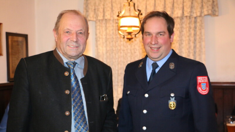 Feuerwehrvorsitzender Reinhard Högl (r.) dankte Bürgermeister Paul Bauer für die Unterstützung.