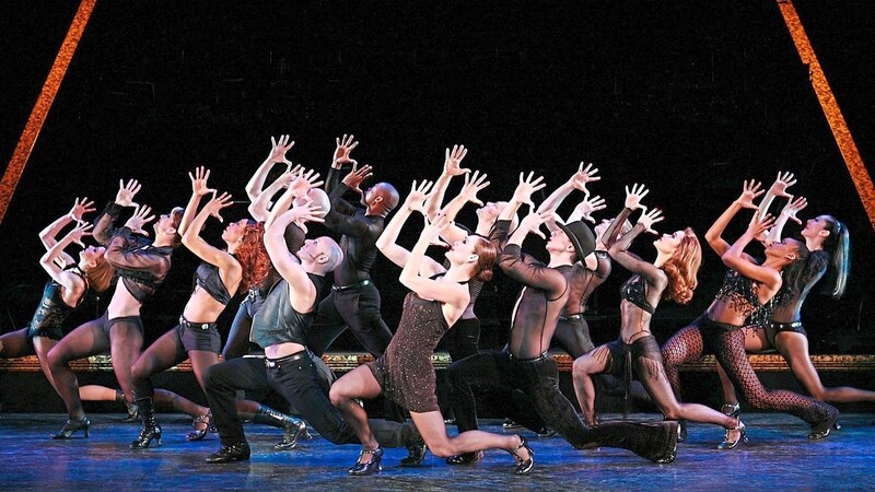 Eine der mitreißenden Tanzszenen im Musical "Chicago" im Deutschen Theater.