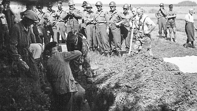 Im Juni 1945 befiehlt die amerikanische Militärregierung die Exhumierung der mehr als 80 rund um Vilsbiburg ermordeten KZ-Häftlinge.