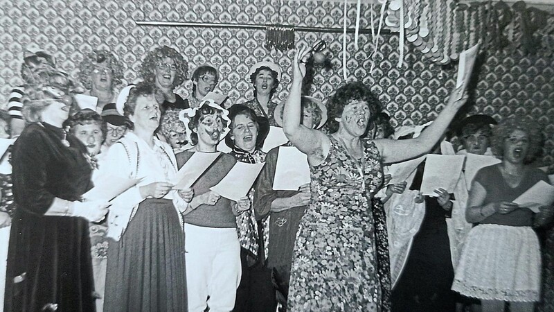 Am 10. Februar 1982, Monate nach seiner Gründung, richtete der KDFB-Zweigverein Grafenwiesen seinen ersten Weiberfasching aus; hier im Bild der Frauenchor bei seiner Einlage.