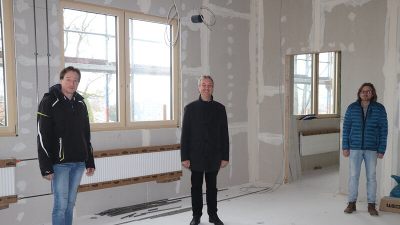 Einmal wöchentlich besichtigen Stephan Krausenecker vom Bauamt, Bürgermeister Herbert Blascheck und Planer Rudi Pritsch (v.l.) die Baustelle an der Franziska-Obermayr-Schule.