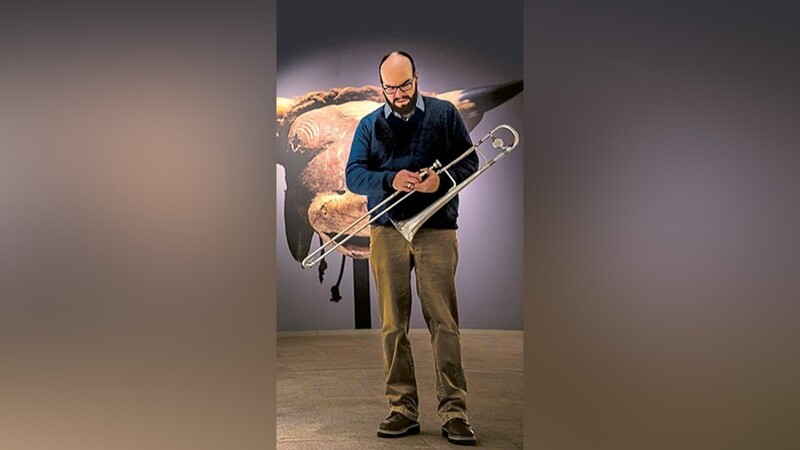 Der Musiker Berni Thomas hat (Strahl-)Kraft wie die Figur, vor der er im Landshuter Skulpturenmuseum posiert.