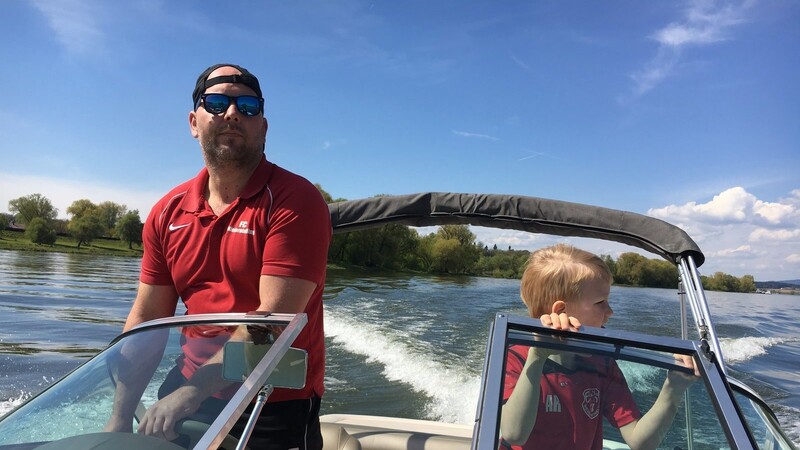 Gerhard Artmeier und sein Sohn Robin genießen an einem schönen Sommertag die Fahrt auf der Donau. Dass man vom Wasser aus einen ganz anderen Blick auf die Landschaft hat, gehört für den Vorsitzenden des Motorbootclubs Winkling zu den Reizen des Motorbootfahrens.