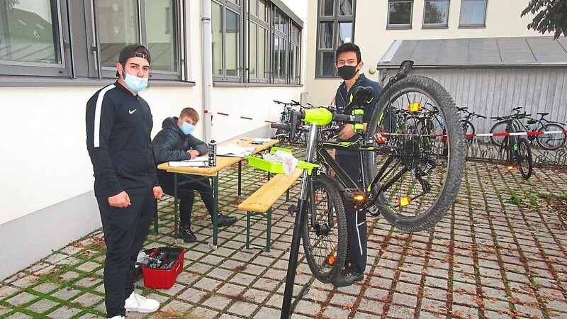Mit Schülern der Praxisklasse überprüfte Zweiradmechaniker Mahdi Khawari die Fahrräder der Altdorfer Mittelschüler.