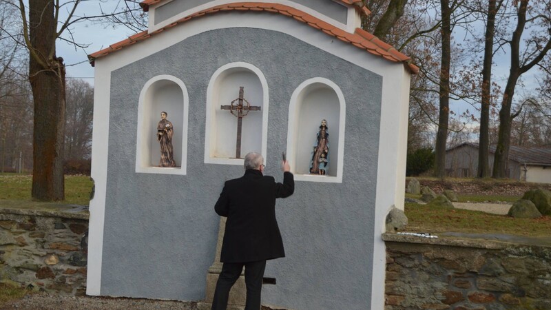 Dekan Miroslaw Gierga erteilte dem Kreuz und den Statuen den kirchlichen Segen.