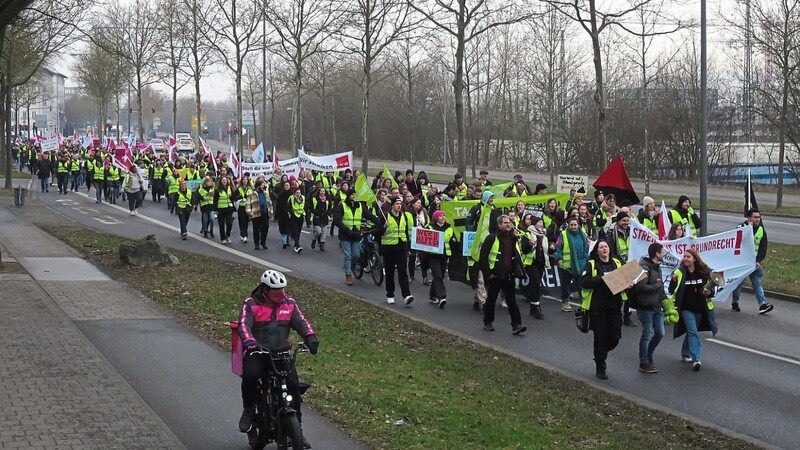 Beschäftigte der medizinischen Betriebe des Bezirks Oberpfalz (Medbo) organisierten am Freitag eine Demonstration mit über 500 Teilnehmern. Sie fordern mindestens 500 Euro mehr im Monat für alle Kollegen.