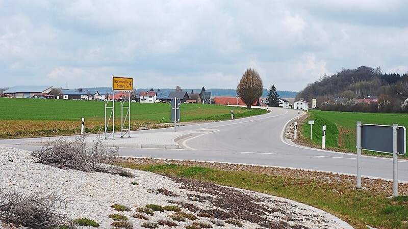 Vom Kreisverkehr bei Bayerbach bis zur Landkreisgrenze Straubing-Bogen wird die Fahrbahn der LA 28 in diesem Jahr erneuert.