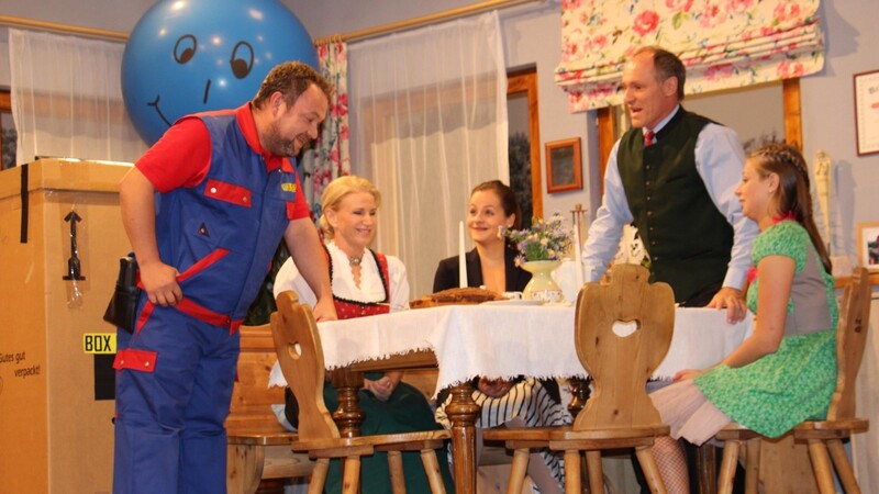 Der Viechtacher Florian Wühr (li.) ist einer der Darsteller beim Komödienstadel, der am 17. November im Bayerischen Fernsehen gezeigt wird.
