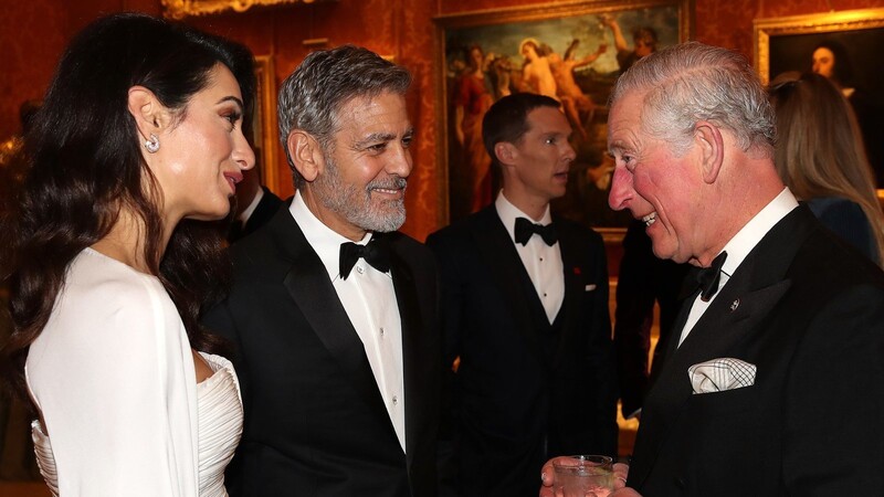 Gern gesehener Gast in London: George Clooney (Mitte) mit seiner Frau Amal und Prinz Charles bei einem Abendessen für Spender, Unterstützer und Botschafter des Princes Trust International im Buckingham Palace.