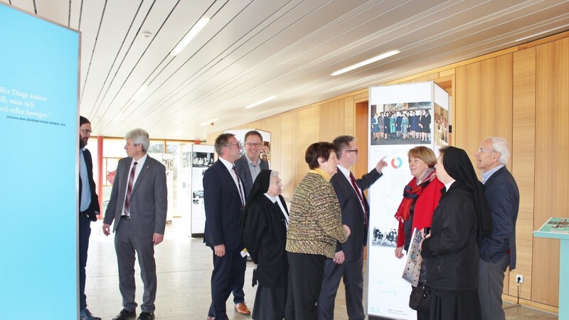 Die Gäste befassen sich eingehend mit den interessanten Details der Ausstellung.